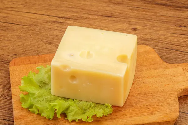 木製ボード上の感情的なチーズはサラダを務めた — ストック写真