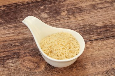 Tabakta çiğ Hint basmati pilavı