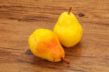 Arka planda taze sarı armut