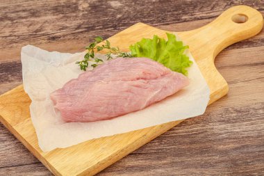 Pişirmek için çiğ hindi göğsü biftek.