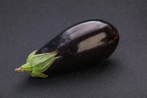 黑熟新鲜茄子盖在背景上 — 图库照片