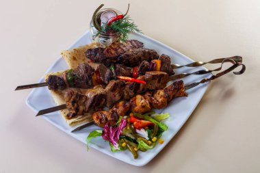 Barbekü et ve sebze tabağı.