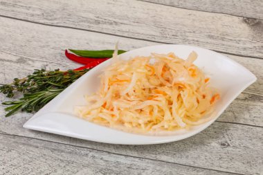 Salamura lahana - kekik ve biberiye ile lahana turşusu