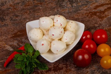 Fesleğen yapraklı ve domatesli Mozzarella peyniri topları.