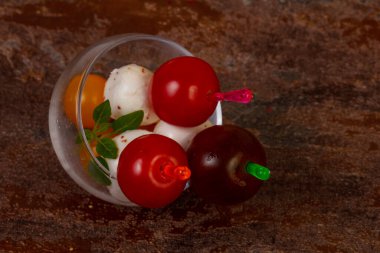 Caprese salatası sopayla domates, mozzarella ve fesleğen yaprakları