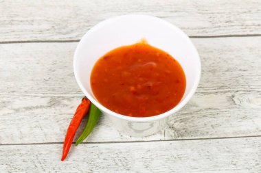 Tatlı ve baharatlı biber sosu kasede