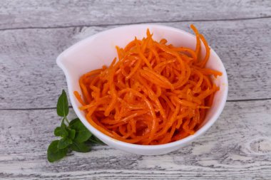 Kore cattot atıştırmalık salatası kasede fesleğen yaprağı servis edilir.