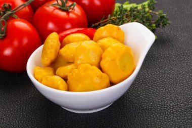 Lezzetli terbiye edilmiş veranda kasede.