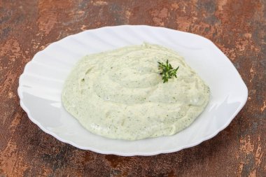 Bitki ve sarımsaklı süzme krema.