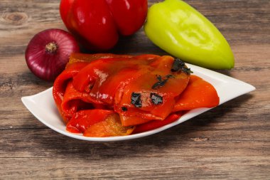 Kavanozda marine edilmiş kırmızı dolma biber