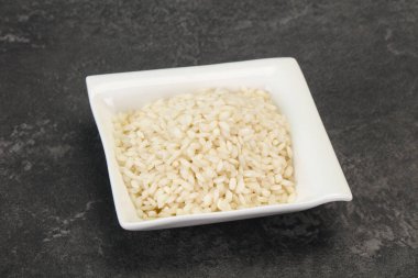 İtalyan pilavı için çiğ Arborio pilavı.