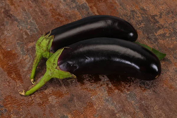 Peu Aubergines Mûres Savoureuses Sur Fond Bois — Photo