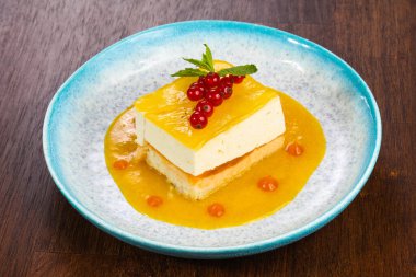 Geleneksel turuncu soslu cheesecake kırmızı frenk üzümü servis ediyordu.
