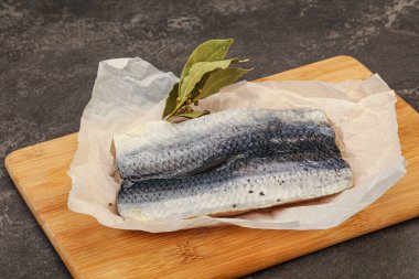 Güvertede deri ve baharatlı ringa filetosu.