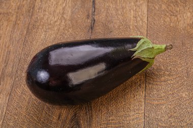 Siyah olgun taze bir patlıcan.