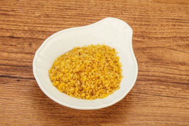 Vejetaryen mutfağı. Kasede pişirmek için kuru bulgur.
