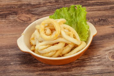 Kavrulmuş kalamar halkaları ve kasede salata.