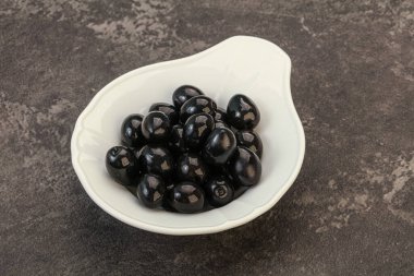 Kasede marine edilmiş siyah zeytin.