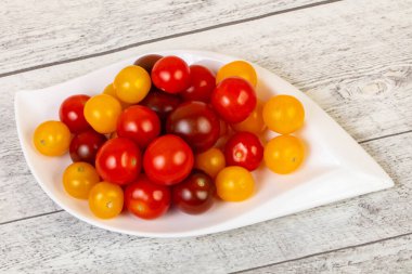 Kiraz domates yığın kabın içinde