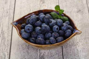 Tatlı, lezzetli yabanmersini kasesinde