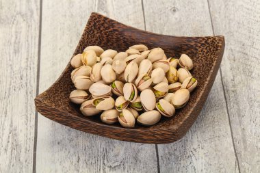 Fıstık ezmesi kabın içinde.