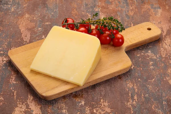 Pieza Queso Parmesano Duro Sobre Fondo Madera —  Fotos de Stock