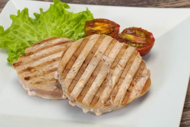 Izgara ton balıklı biftek, kumato ve salata.