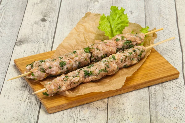Espetos Porco Cru Kebab Pronto Para Grelhar — Fotografia de Stock