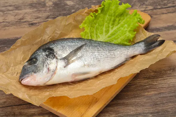 Peixe Dorada Cru Pronto Para Cozinhar — Fotografia de Stock