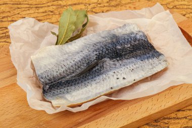 Güvertede deri ve baharatlı ringa filetosu.