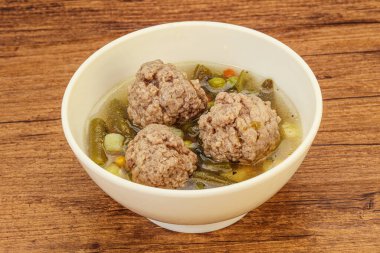 Sebzeli çorba, baharat ve köfte.