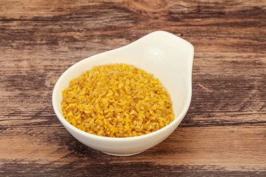 Vejetaryen mutfağı. Kasede pişirmek için kuru bulgur.