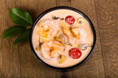 Karidesli geleneksel Tom Yam çorbası.