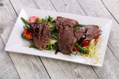 Yeşil fasulye ve kiraz domatesli biftek salatası.