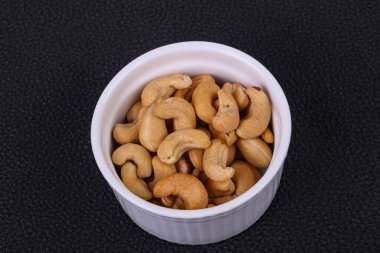 Lezzetli fındık yığını kasede.