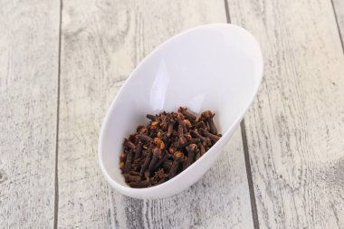 Kase kuru karanfil tohumları