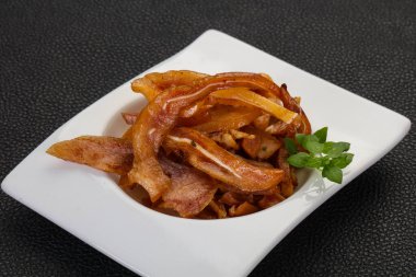 Kasede domuz kulağı var.