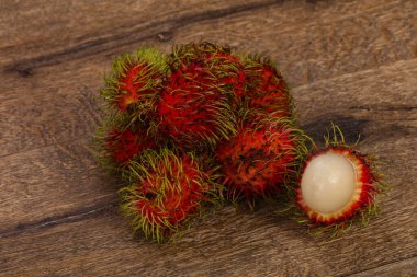 Tropikal tatlı egzotik meyve Rambutan yığını