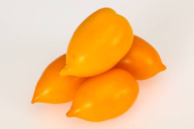 Beyaz arka plan üzerinde izole sarı olgun domates