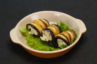 Peynirli patlıcan dolması ve otlar salata servis