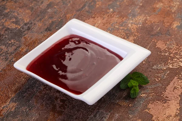 Heerlijke Cowberry Saus Met Muntblaadjes — Stockfoto