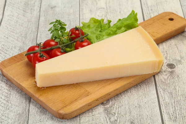 Talyan Geleneksel Parmesan Peyniri Üçgeni Salata Servis Etti — Stok fotoğraf