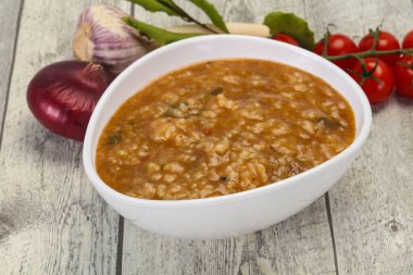 Kafkas Kharço çorbası, sığır eti ve pilav.