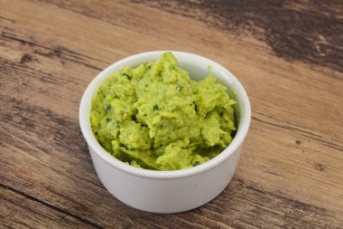 Acı biberli baharatlı avokado sosu.