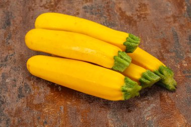 Olgun, lezzetli, sarı, genç kabak yığını.