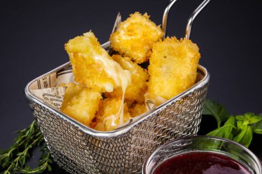 Böğürtlen soslu kızarmış camembert peyniri