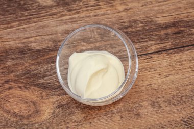 Süt ekşi krema kasede