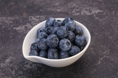 Arka planda tatlı sulu yaban mersini yığını