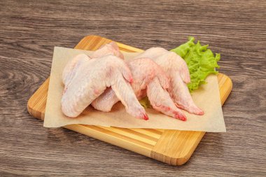 Çiğ tavuk kanatları pişmeye hazır.