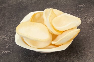 Asya usülü - kâsede ev yapımı karides cipsi